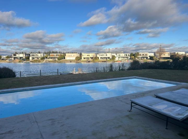 Casa · 360m² · 7 Ambientes · 2 Cocheras