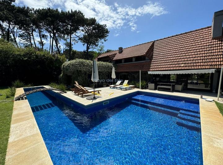 Casa · 1000m² · 5 Ambientes · 1 Cochera