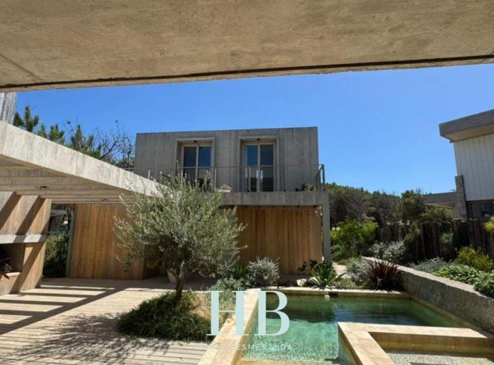 Casa · 550m² · 8 Ambientes · 1 Cochera