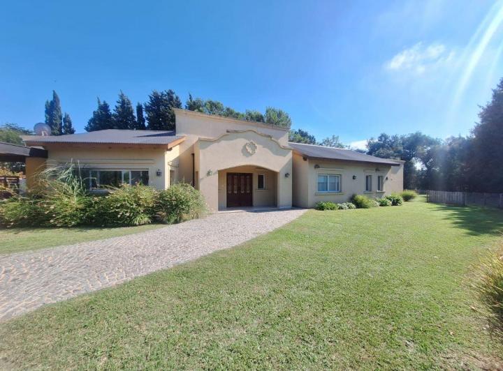 Casa · 250m² · 5 Ambientes · 2 Cocheras
