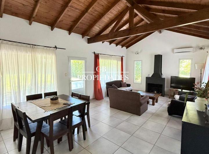 Casa · 220m² · 5 Ambientes · 4 Cocheras