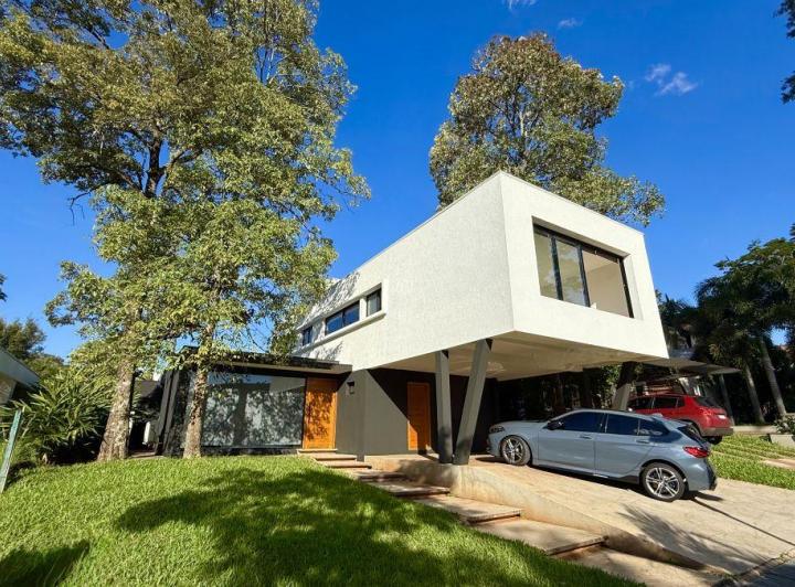 Casa · 180m² · 4 Ambientes · 2 Cocheras