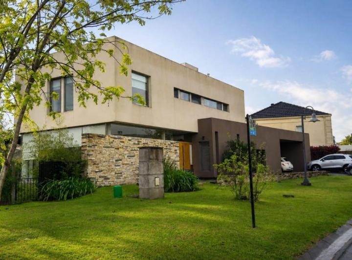 Casa · 345m² · 6 Ambientes · 2 Cocheras