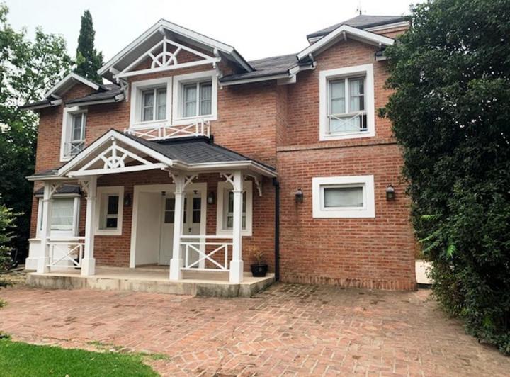 Casa · 200m² · 6 Ambientes