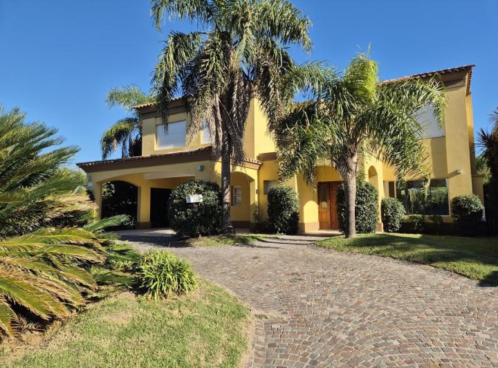 Casa · 247m² · 5 Ambientes · 2 Cocheras