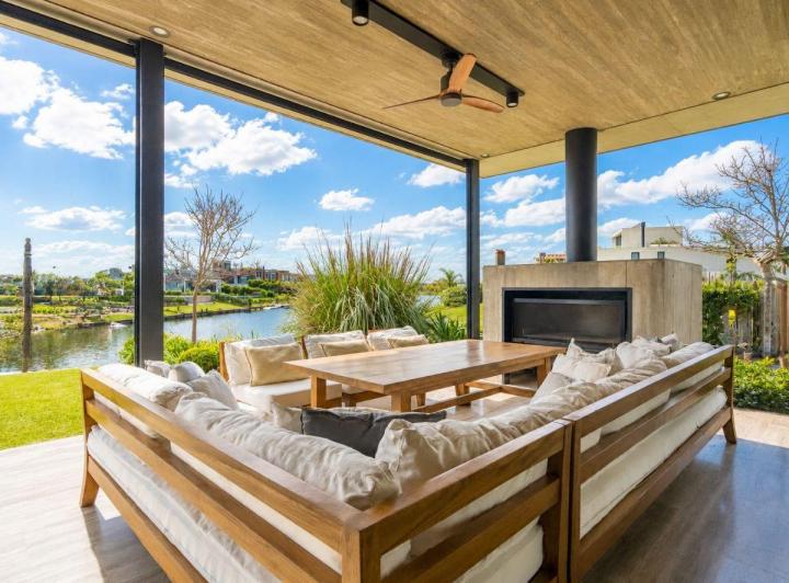Casa · 405m² · 8 Ambientes · 4 Cocheras