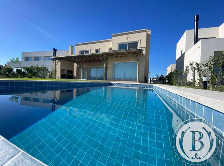Casa · 290m² · 5 Ambientes · 2 Cocheras