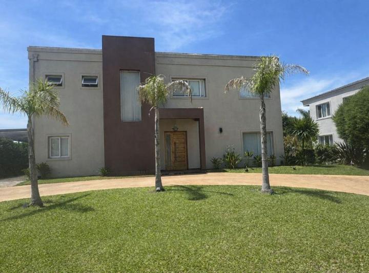 Casa · 210m² · 5 Ambientes · 2 Cocheras
