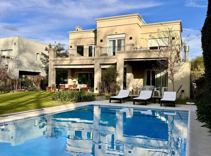 Casa · 270m² · 4 Dormitorios · 1 Cochera