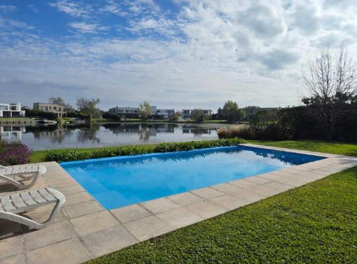 Casa · 300m² · 7 Ambientes · 4 Cocheras