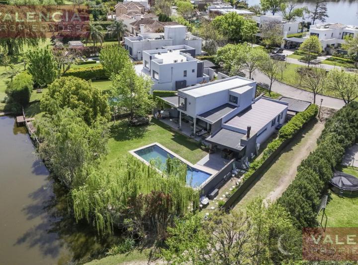 Casa · 272m² · 6 Ambientes · 1 Cochera