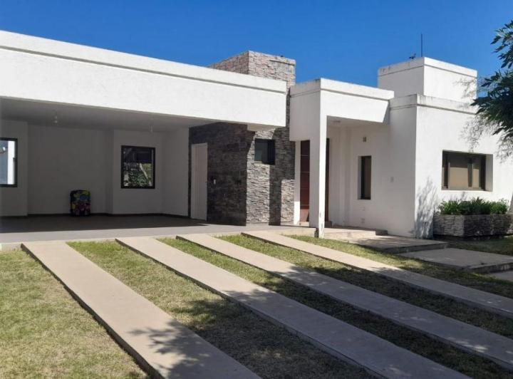 Casa · 220m² · 6 Ambientes · 1 Cochera