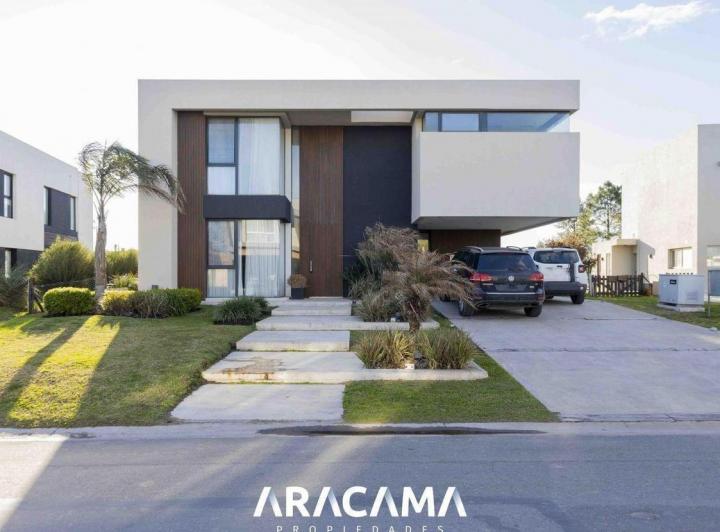 Casa · 320m² · 5 Ambientes · 2 Cocheras