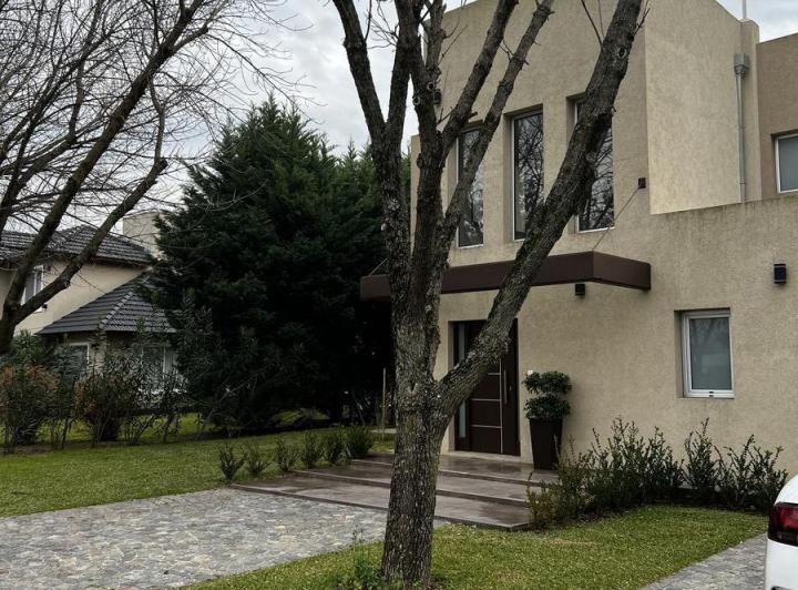 Casa · 300m² · 6 Ambientes