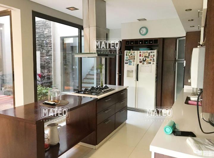 Casa · 330m² · 7 Ambientes · 1 Cochera