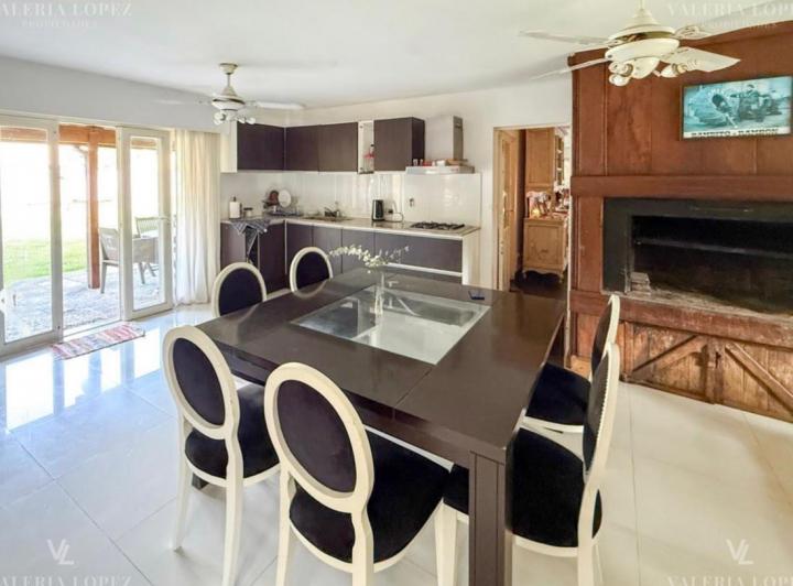 Casa · 360m² · 4 Ambientes · 1 Cochera