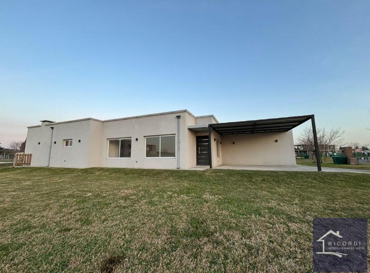 Casa · 150m² · 4 Ambientes · 3 Cocheras