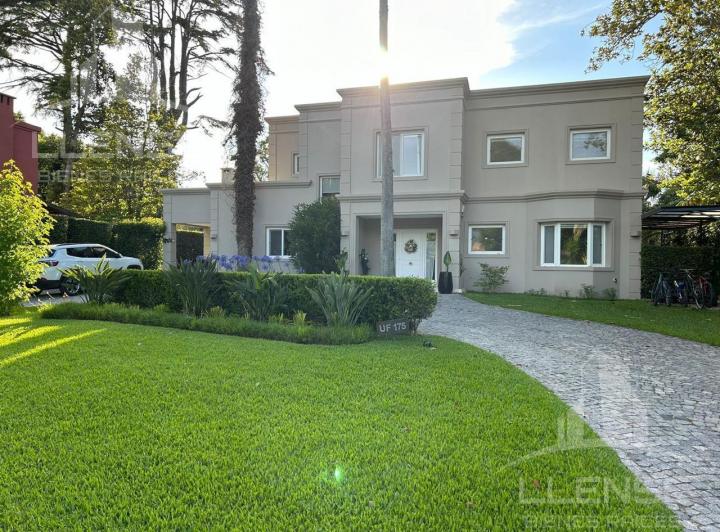 Casa · 292m² · 6 Ambientes · 4 Cocheras