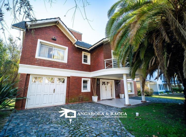 Casa · 390m² · 6 Ambientes · 1 Cochera