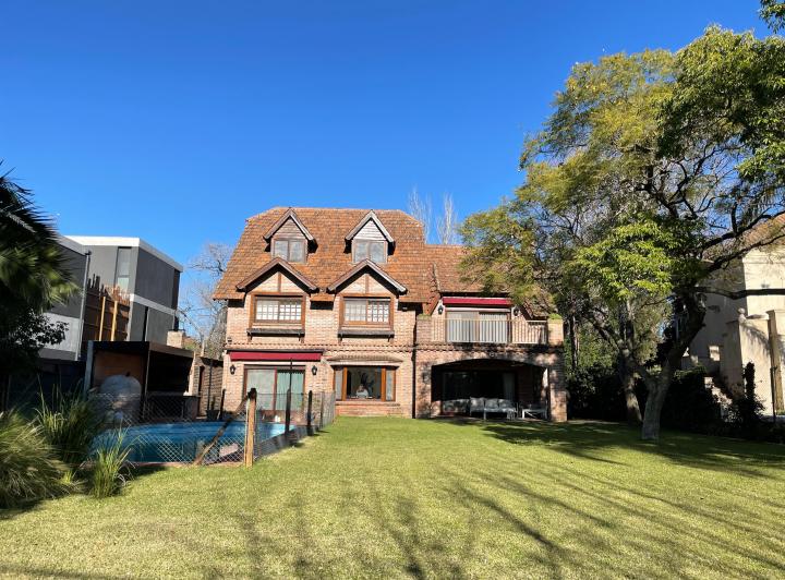 Casa · 400m² · 5 Ambientes · 3 Cocheras