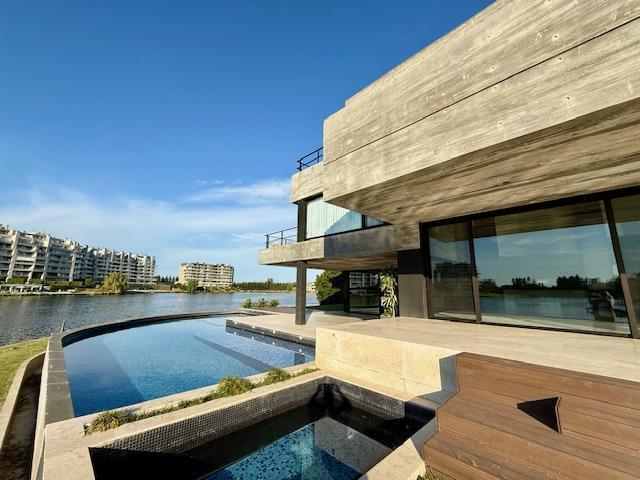 Casa · 537m² · 5 Ambientes · 4 Cocheras