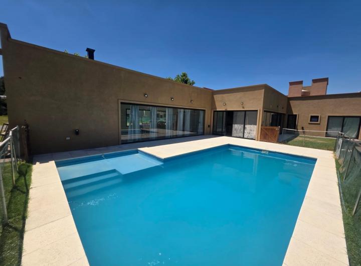 Casa · 210m² · 5 Ambientes · 2 Cocheras