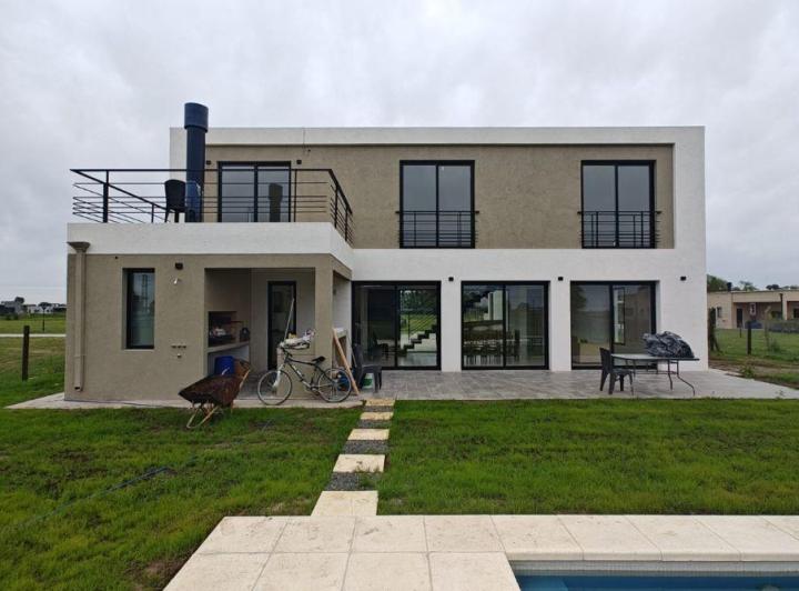 Casa · 180m² · 5 Ambientes · 2 Cocheras