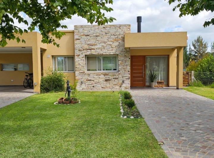 Casa · 142m² · 4 Ambientes · 2 Cocheras