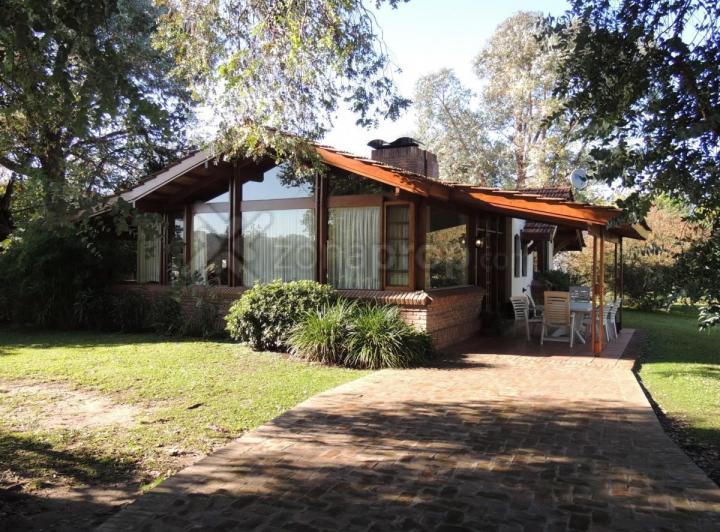 Casa · 1800m² · 3 Dormitorios · 1 Cochera