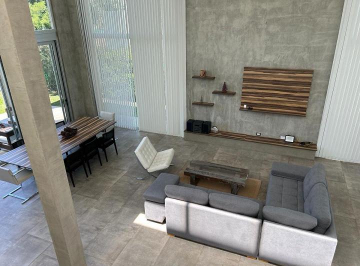 Casa · 240m² · 5 Ambientes · 2 Cocheras