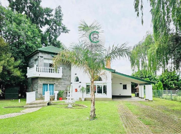 Casa · 330m² · 5 Ambientes · 2 Cocheras
