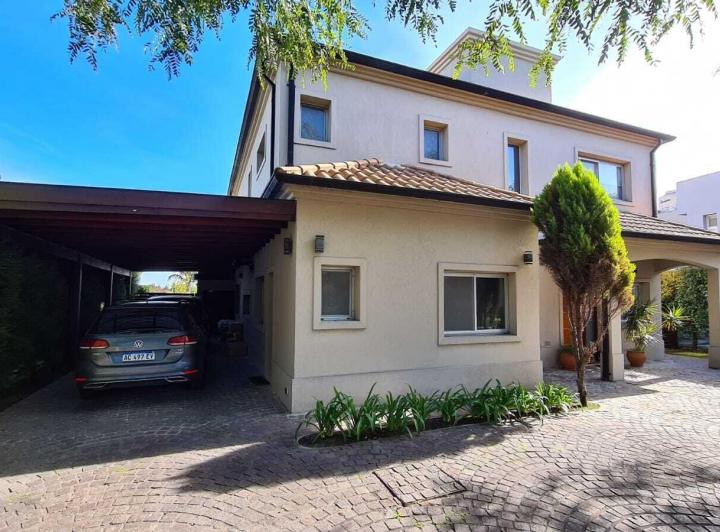 Casa · 300m² · 7 Ambientes · 1 Cochera