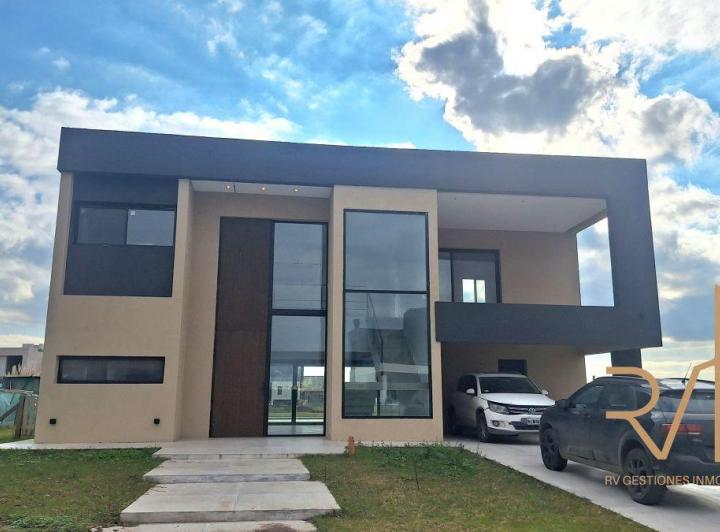 Casa · 269m² · 5 Ambientes · 2 Cocheras