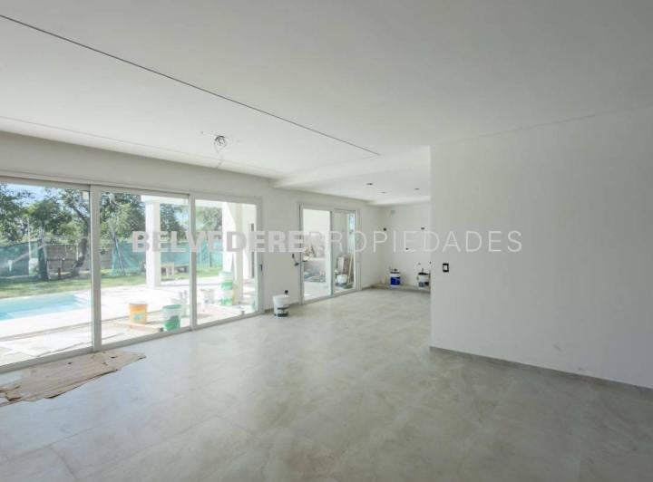 Casa · 340m² · 5 Ambientes · 2 Cocheras