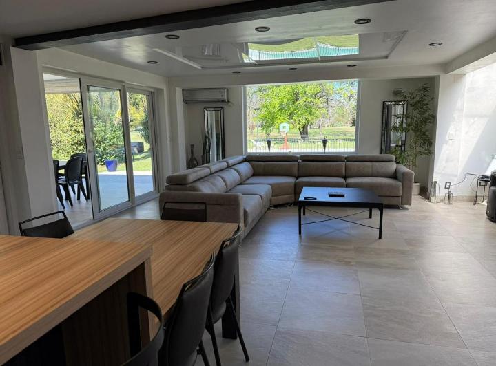 Casa · 190m² · 6 Ambientes · 5 Cocheras