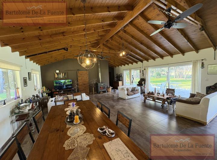 Casa · 250m² · 5 Ambientes · 2 Cocheras