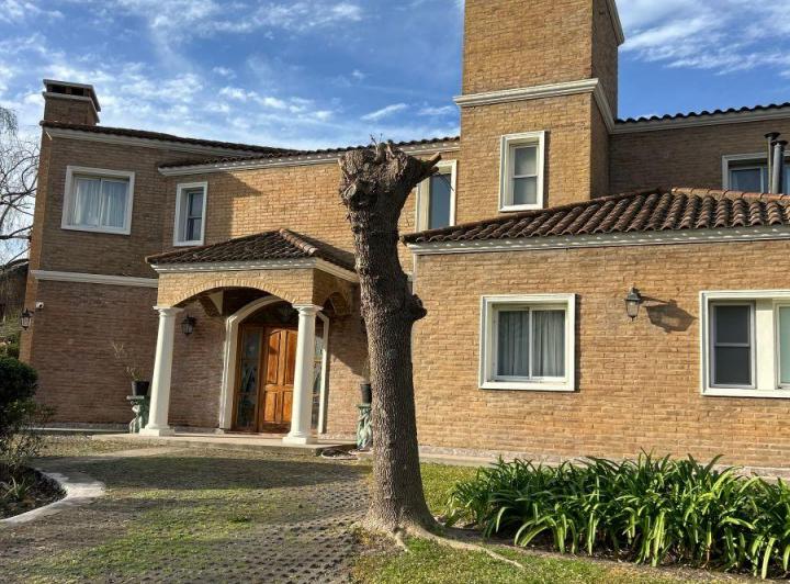 Casa · 270m² · 5 Ambientes · 2 Cocheras