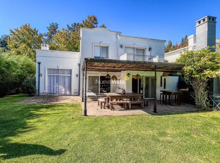 Casa · 187m² · 6 Ambientes · 4 Cocheras