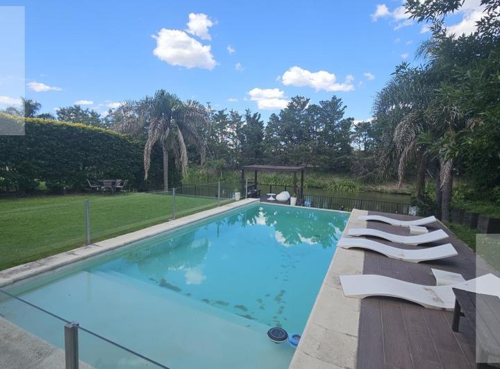 Casa · 300m² · 7 Ambientes · 4 Cocheras