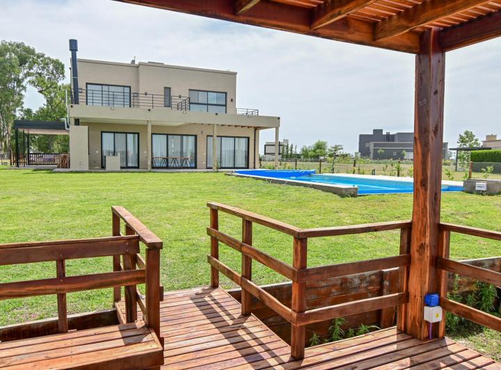 Casa · 185m² · 4 Ambientes · 2 Cocheras