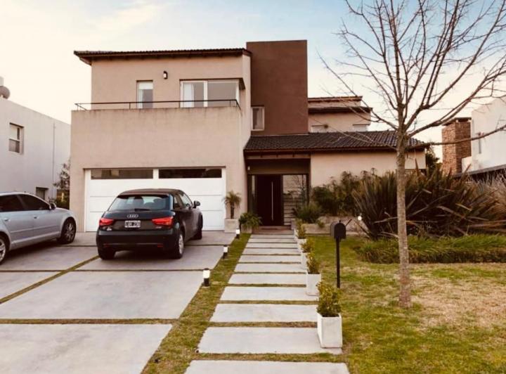 Casa · 262m² · 4 Ambientes · 2 Cocheras