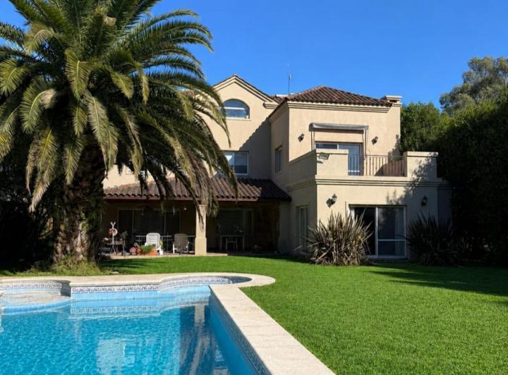 Casa · 460m² · 6 Ambientes · 4 Cocheras