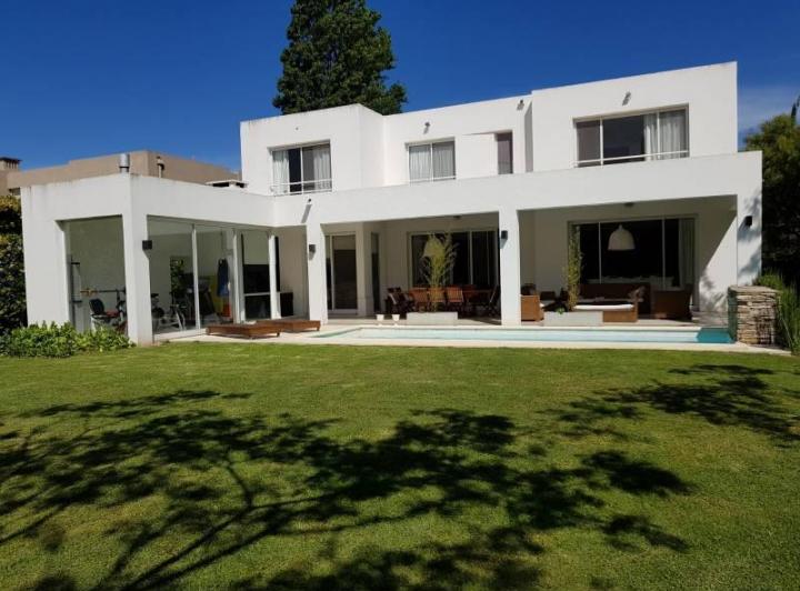 Casa · 300m² · 6 Ambientes · 2 Cocheras