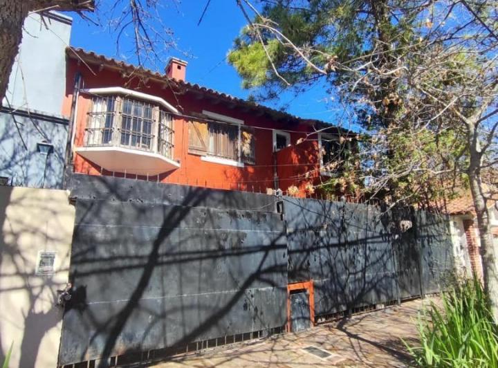 Casa · 220m² · 5 Ambientes · 2 Cocheras