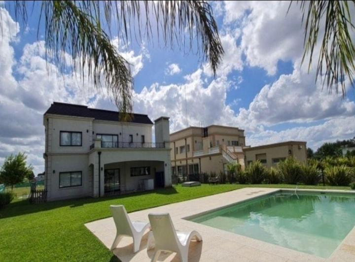 Casa · 320m² · 5 Ambientes · 2 Cocheras