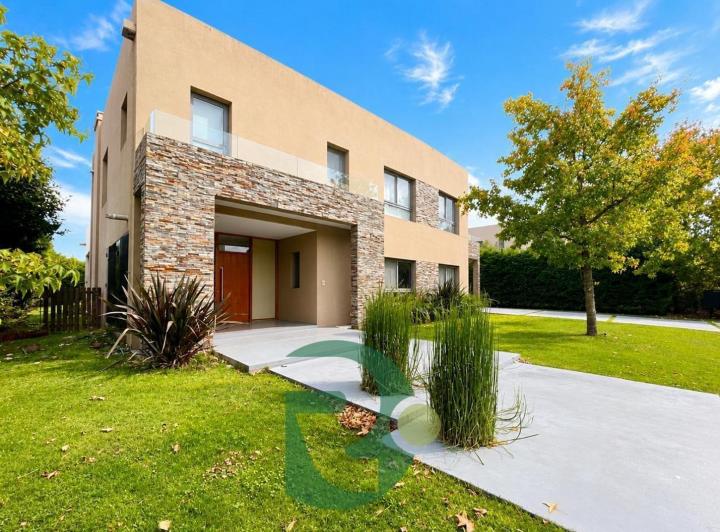 Casa · 330m² · 5 Ambientes · 6 Cocheras
