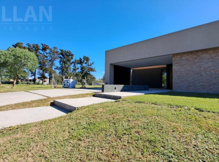 Casa · 180m² · 5 Ambientes · 3 Cocheras
