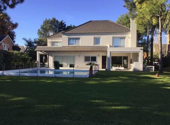 Casa · 350m² · 6 Ambientes · 1 Cochera