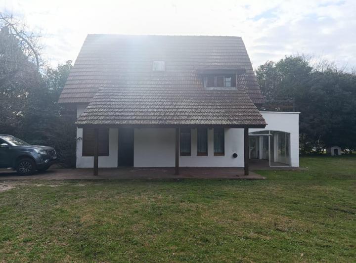 Casa · 180m² · 4 Ambientes · 2 Cocheras