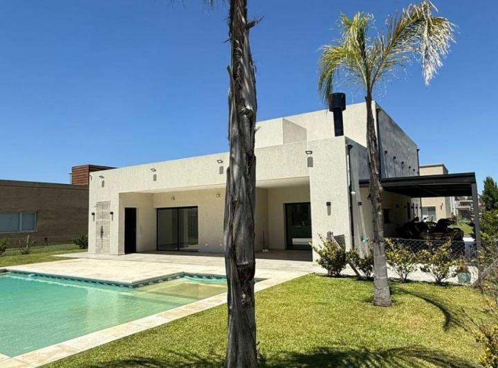 Casa · 180m² · 4 Ambientes · 3 Cocheras